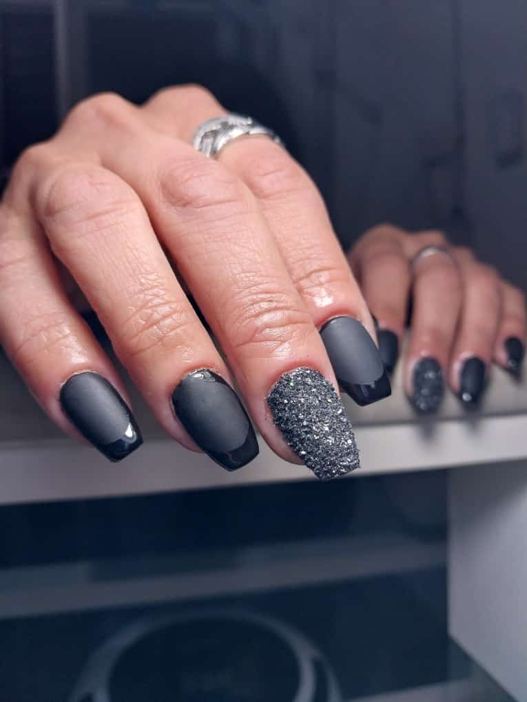 Nail art con glitter realizado en Boracay Estética